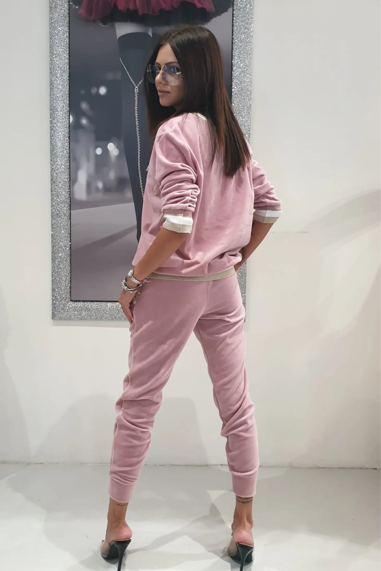 Completo casual sportivo rosa in velluto con scollo a V e rifiniture dorate
