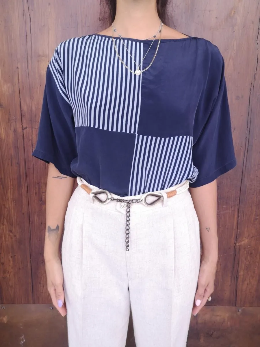 Top in seta blu a righe bianche