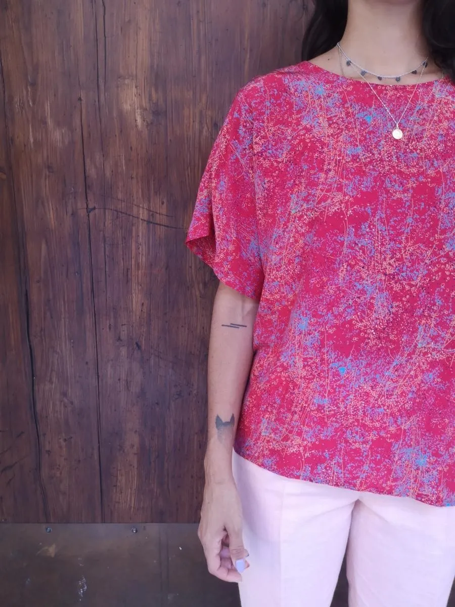 Top sartoriale in seta rosso fragola, stampa astratta